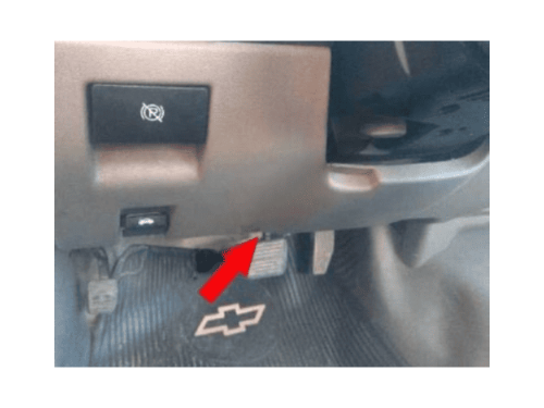 Une flèche rouge indique l emplacement de la prise OBD2 sous le tableau de bord d un Chevrolet Colorado