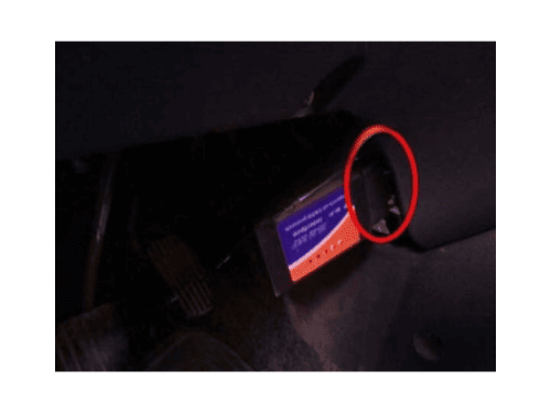 Localisation de la prise de diagnostic OBD2 sous le tableau de bord d une Chevrolet Lanos