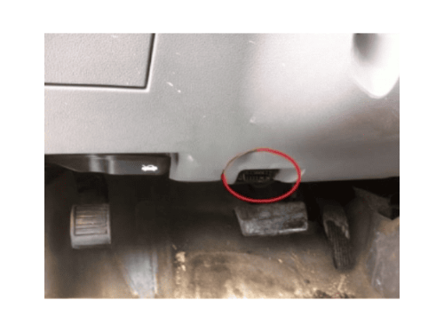 Emplacement de la prise OBD2 entouree en rouge sous le tableau de bord d une Chevrolet Malibu