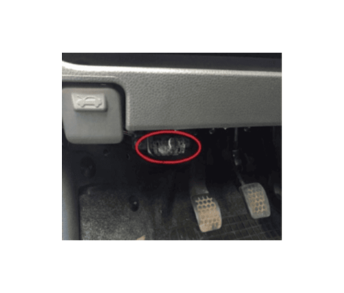 Emplacement de la prise de diagnostic OBD2 sous le volant d une Chevrolet Matiz