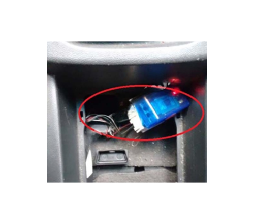 Prise de diagnostic OBD2 connectee dans le vide-poche central de Chevrolet Meriva