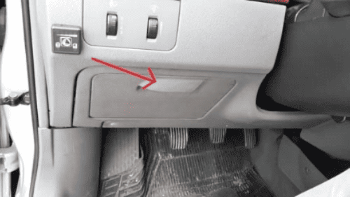 Emplacement de la prise OBD2 sous le cache plastique d une Chevrolet Nubira