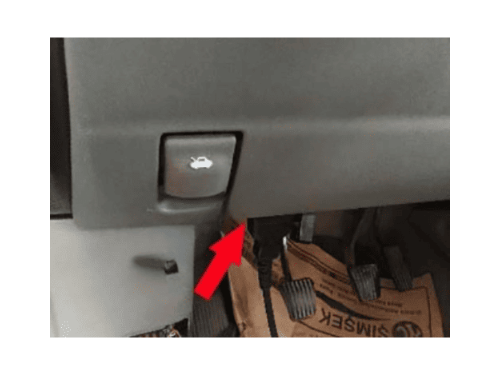 Localisation de la prise de diagnostic OBD sous le pédalier d une Chevrolet Rezzo