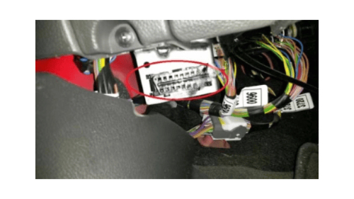 Localisation de la prise de diagnostic OBD2 sous le tableau de bord d une Chevrolet Spark