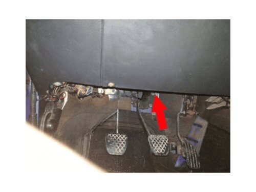 Localisation de la prise de diagnostic OBD2 au dessus du pedalier Chevrolet Tracker