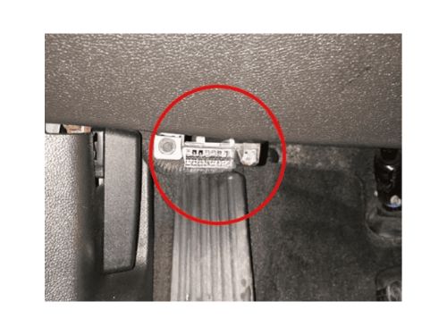 Emplacement de la prise de diagnostic OBD2 sous le tableau de bord d une Chevrolet Volt
