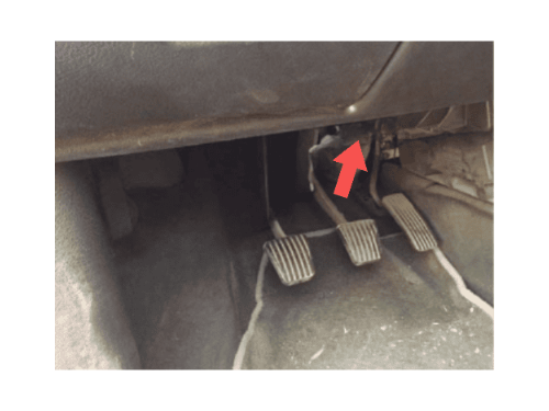 Pédalier de Chevrolet Sedan montrant l emplacement de la prise OBD2 de diagnostic