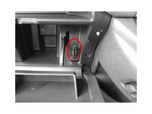 Prise diagnostic OBD2 entourée de rouge dans la boîte à gants d une Citroën Berlingo 2 RHD