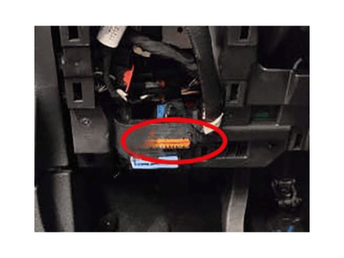 Photo montrant l emplacement de la prise OBD sous le tableau de bord d une Citroen Berlingo 3