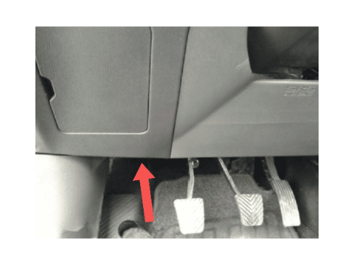 Emplacement de la prise de diagnostic OBD sous le pédalier d une Citroën C4 Aircross