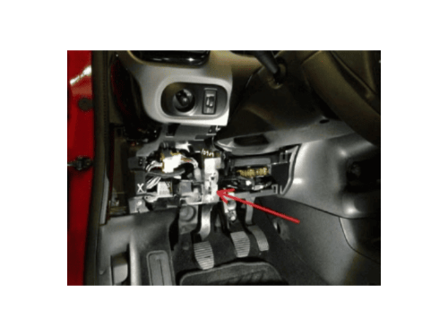 Emplacement de la boîte à fusibles et de la prise OBD sur une Citroën C4 Cactus
