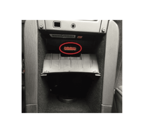 Vue de la console centrale avec le cache plastique ouvert révélant la prise OBD2 de la Citroën C6