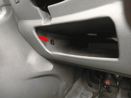 Emplacement de la prise de diagnostic OBD2 dans le vide-poche d un utilitaire Citroen Dispatch 2