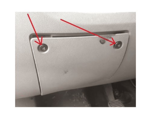 Emplacement des deux vis de la trappe à fusibles à gauche du volant sur Citroën Jumper 3