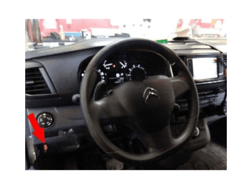 Emplacement de la prise de diagnostic OBD2 sur le tableau de bord d'un utilitaire Citroen Jumpy 3