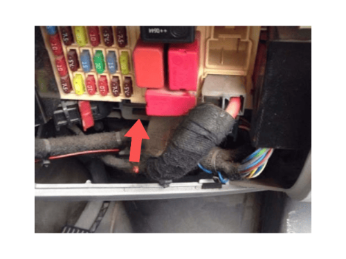 Boite a fusibles et relais de Citroen Relay avec fleche rouge iCarsoft