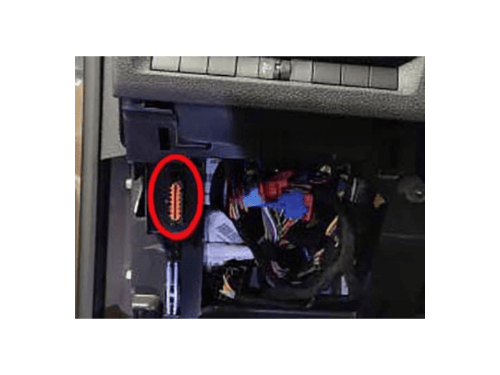 Emplacement de la prise de diagnostic OBD orange sous le tableau de bord d un Citroen Spacetourer