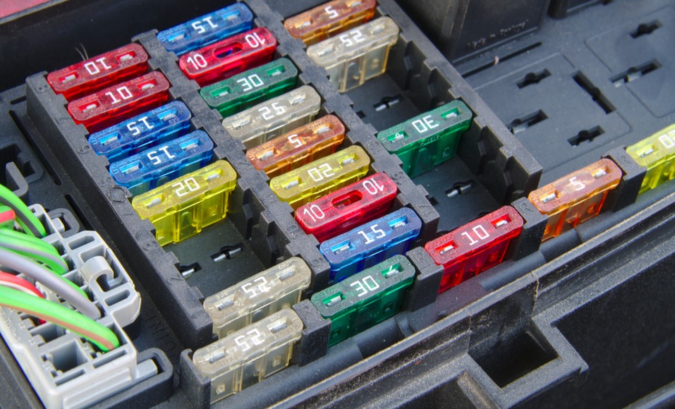 gros plan sur une boite de fusibles coloree et numerotee pour circuit electrique de voiture