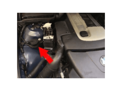 Emplacement du connecteur de diagnostic sous le capot moteur d une BMW Serie 5 E39 phase 1