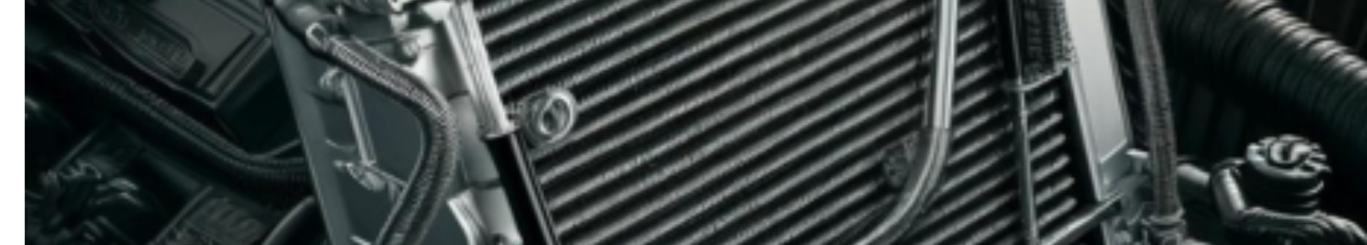 Gros plan sur un radiateur de refroidissement de moteur de voiture de sport
