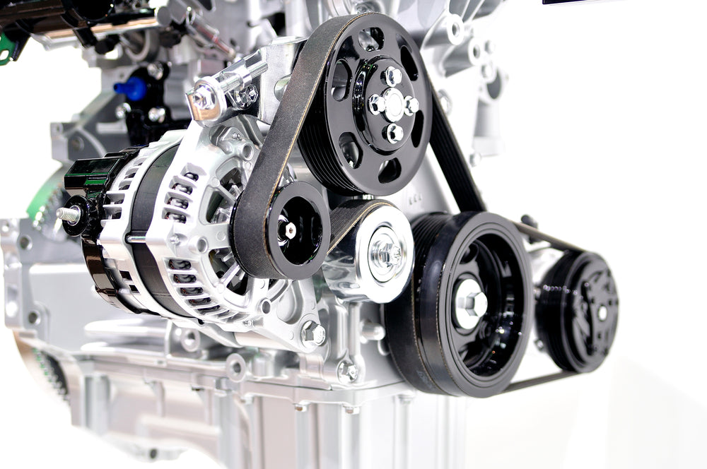 Gros plan sur la courroie d accessoire et les poulies d un moteur thermique propre