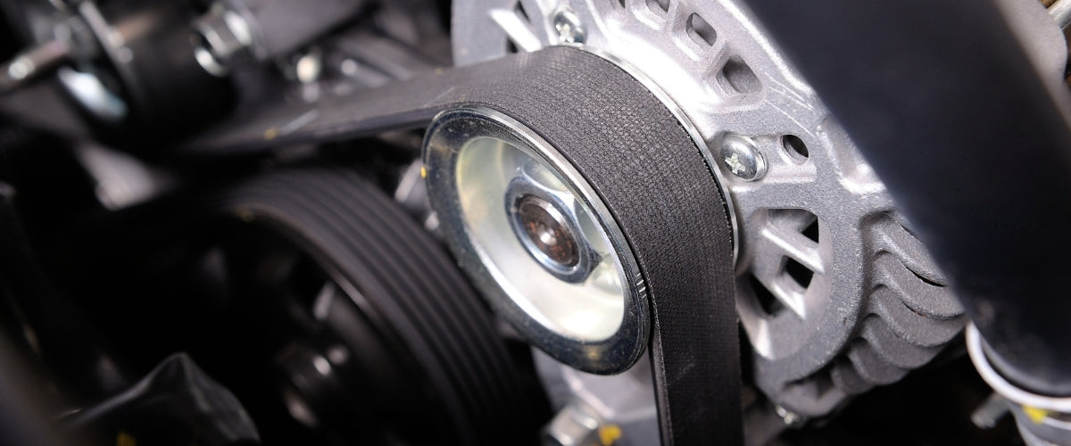Gros plan sur une courroie d accessoire de moteur automobile