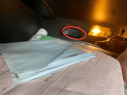 Emplacement de la prise OBD dans la boîte à gants d une Dacia Logan 2