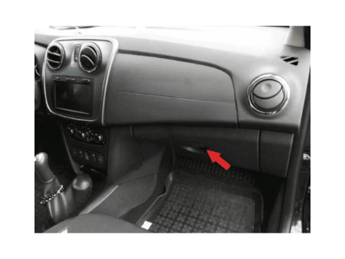 Emplacement de la prise OBD sous le tableau de bord dans la boite a gants d une Dacia Sandero 2
