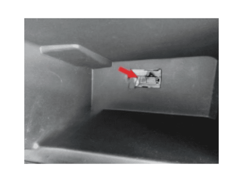 Emplacement de la prise de diagnostic OBD2 dans la boite a gants de la Dacia Sandero 2