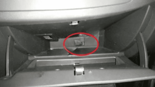 Emplacement de la prise de diagnostic OBD2 dans la boite a gants d une Dacia Sandero