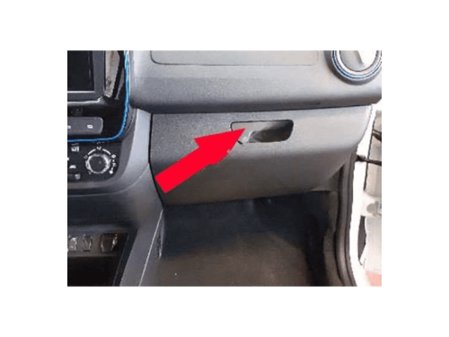 Fleche rouge pointant vers le bouton d ouverture de la boite a gants d une Dacia Spring