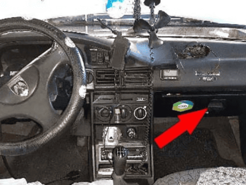 Tableau de bord de Dacia Supernova avec flèche rouge indiquant la prise de diagnostic OBD2
