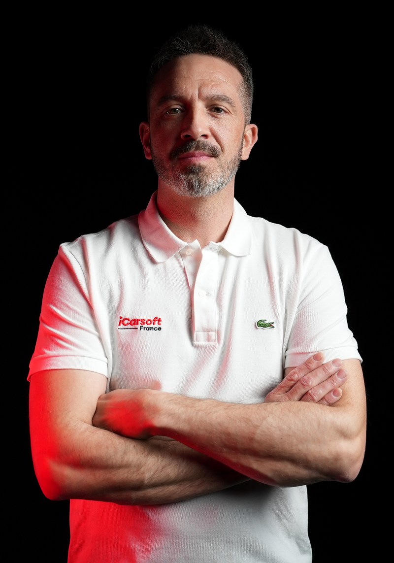 Portrait de David de l'equipe iCarsoft France en polo blanc sur fond noir