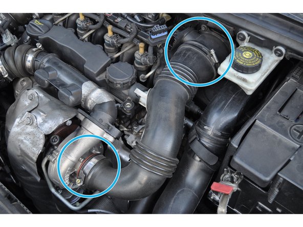 Détail du moteur d une voiture montrant l emplacement du débitmètre d air de masse