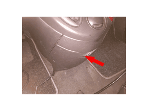 Détail de la console centrale d'un Fiat Ulysse 2 avec flèche rouge indiquant la fixation