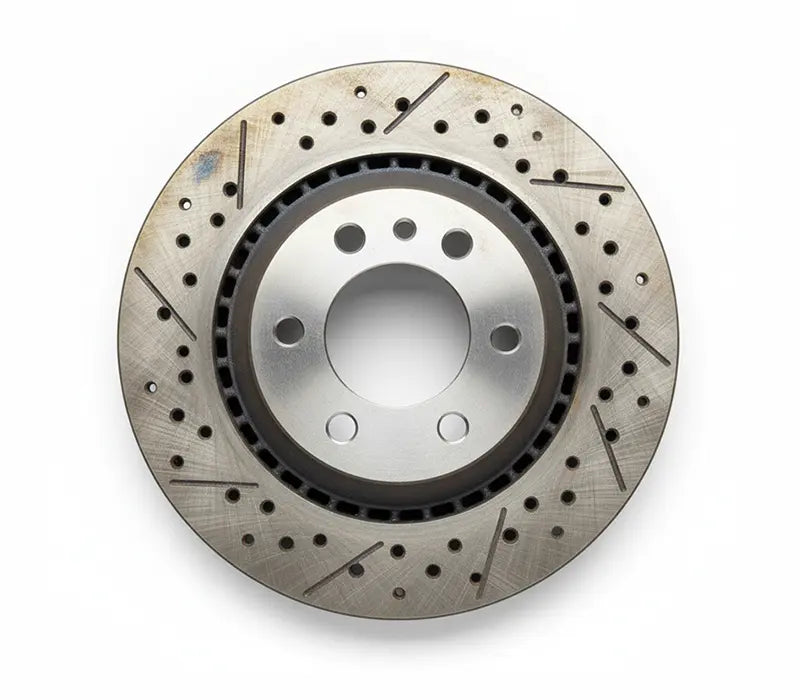 Disque de frein de voiture haute performance perce et rainure sur fond blanc