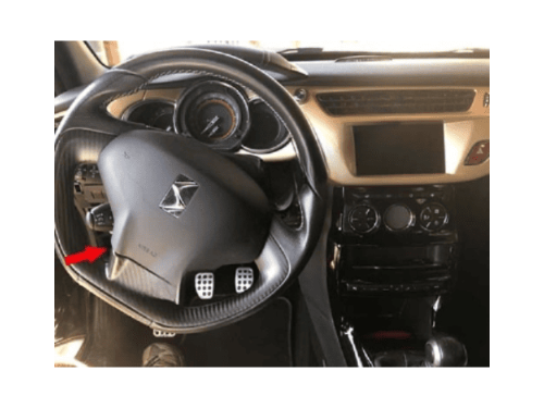 Tableau de bord et volant de DS 3 indiquant l emplacement de la prise OBD