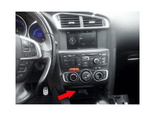 Console centrale d une DS 4 avec fleche rouge indiquant la prise de diagnostic OBD