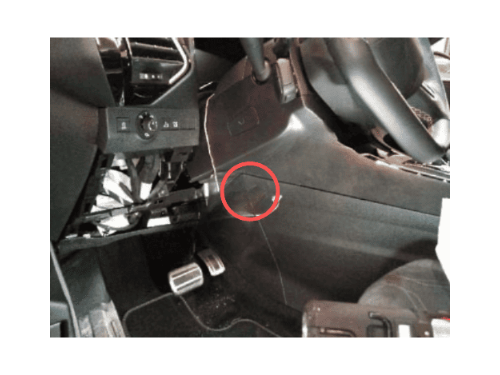 Photo montrant l emplacement de la prise OBD2 sur une DS7 Crossback sous la colonne de direction