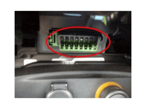 Emplacement de la prise de diagnostic OBD2 verte sur une DS 4