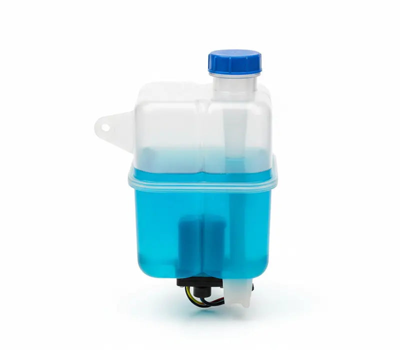 Réservoir de lave-glace de voiture en plastique avec son liquide bleu et bouchon