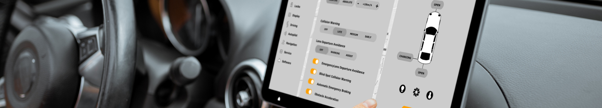 Doigt touchant un grand ecran tactile de diagnostic et parametrage de vehicule electrique