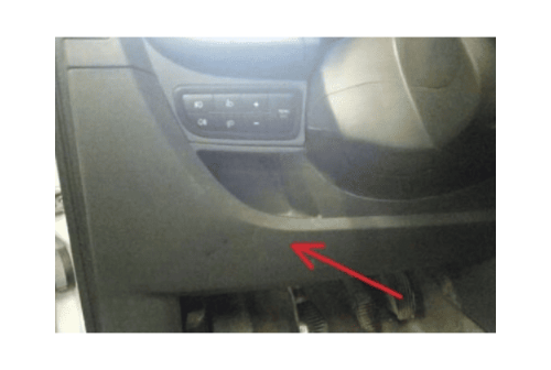 Flèche rouge indiquant l emplacement du cache de la boîte à fusibles sur Fiat Fiorino
