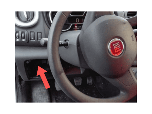 Photo de l habitacle montrant l emplacement de la boite a fusibles sur Fiat Talento 2