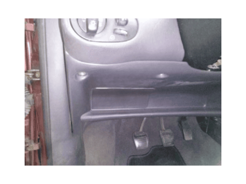 Vue de l emplacement de la boite a fusibles sous le volant d une Ford Focus