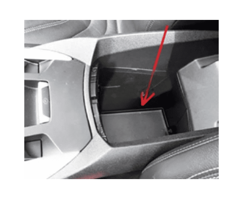 Photo montrant l emplacement du bouton reset au fond du vide poche central d une Citroen DS5