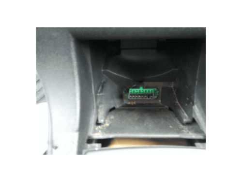 Emplacement du connecteur OBD vert pour diagnostic sur une Citroën C4