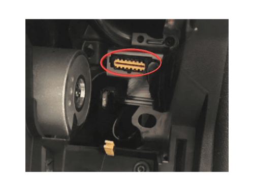 Localisation de la prise de diagnostic OBD sous le tableau de bord d une Fiat 500 RHD