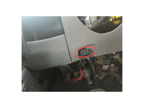 Emplacement de la prise de diagnostic OBD entourée en rouge sur une Ford Mondeo 1