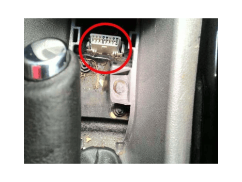 Emplacement de la prise de diagnostic OBD2 sur Chevrolet Zafira B entouré en rouge